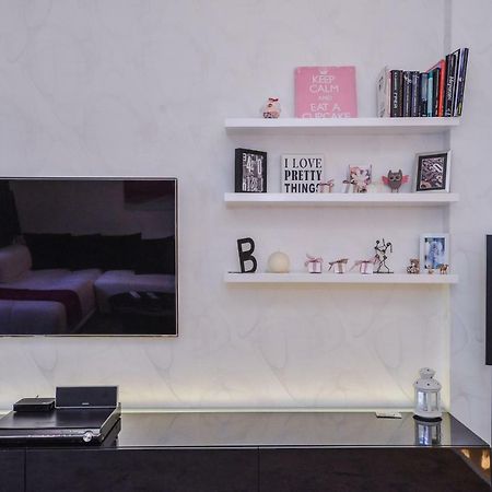 Extravaganzzo - Super Central One Bedroom Modern Apartment By Flat Mаnager Szófia Kültér fotó